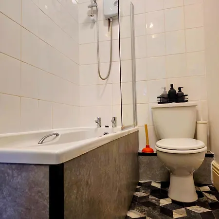 Spacious Flat Opposite Leeds ليدز