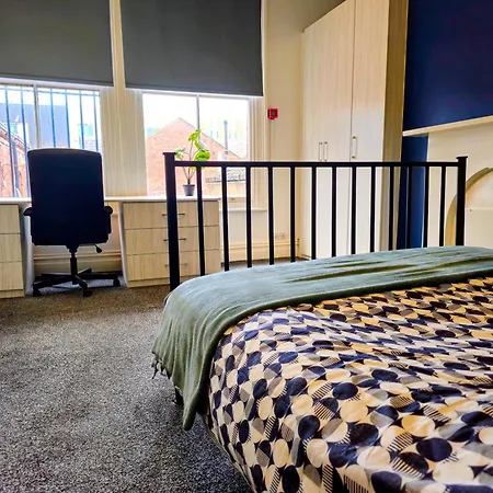 Spacious Flat Opposite Leeds ليدز