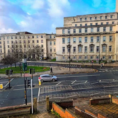 Spacious Flat Opposite Leeds شقة ليدز