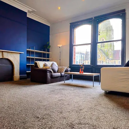 Spacious Flat Opposite Leeds * ليدز