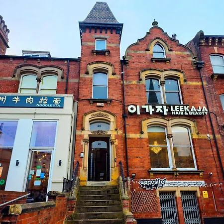 Spacious Flat Opposite Leeds ليدز