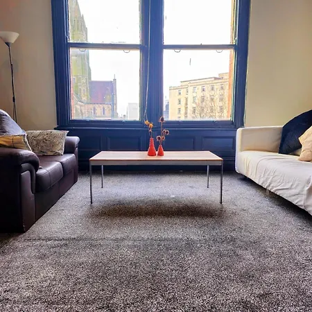 Spacious Flat Opposite Leeds شقة *