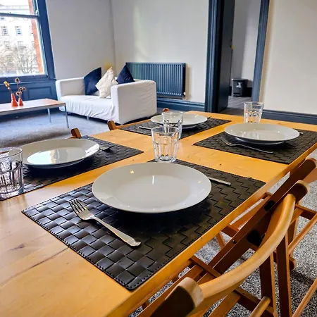 Spacious Flat Opposite Leeds